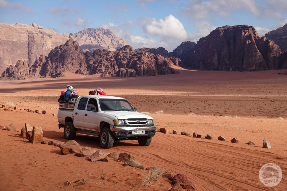 Sylwester w Jordanii: Nowy Rok na pustyni Wadi Rum, Petra i Amman